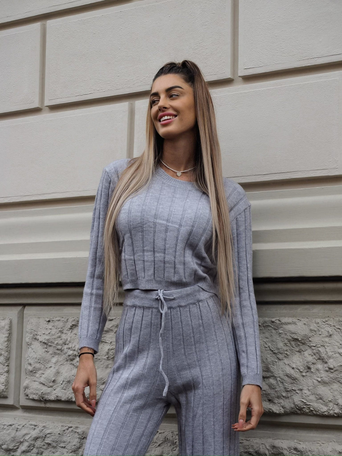 Completo maglia e pantalone grigio a righe