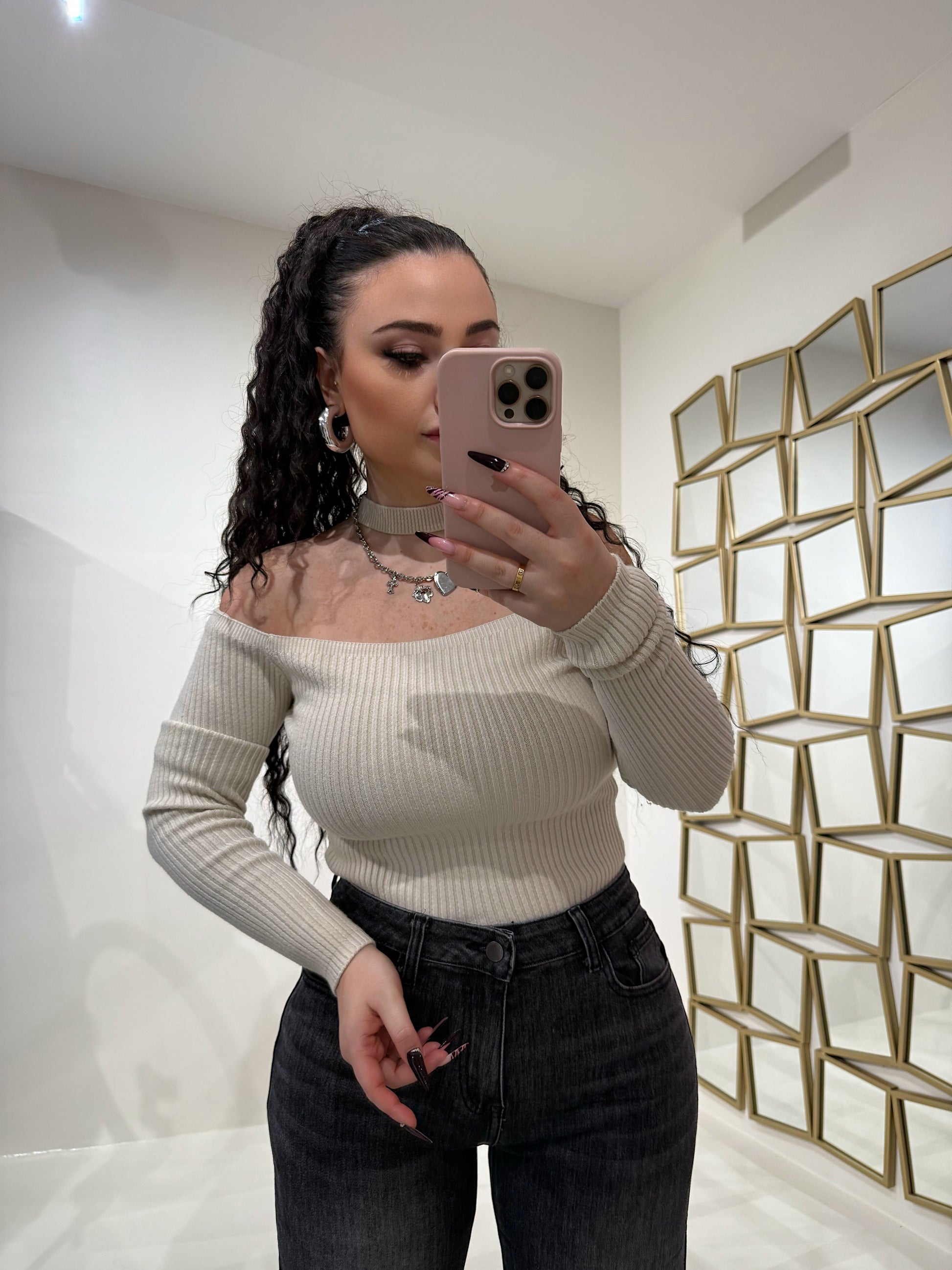 Maglia a costine con choker