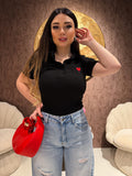 Polo in cotone con cuore ricamato