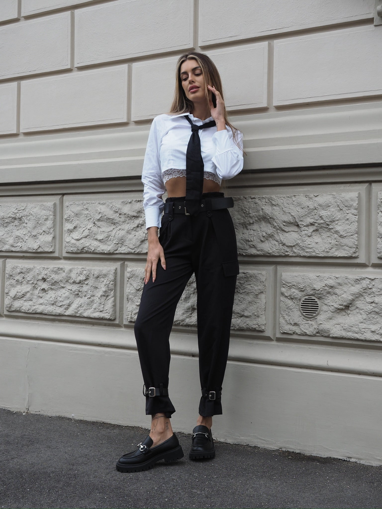 Pantalone nero con cinghie