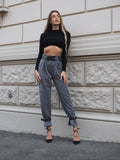 Pantalone grigio con cinghie