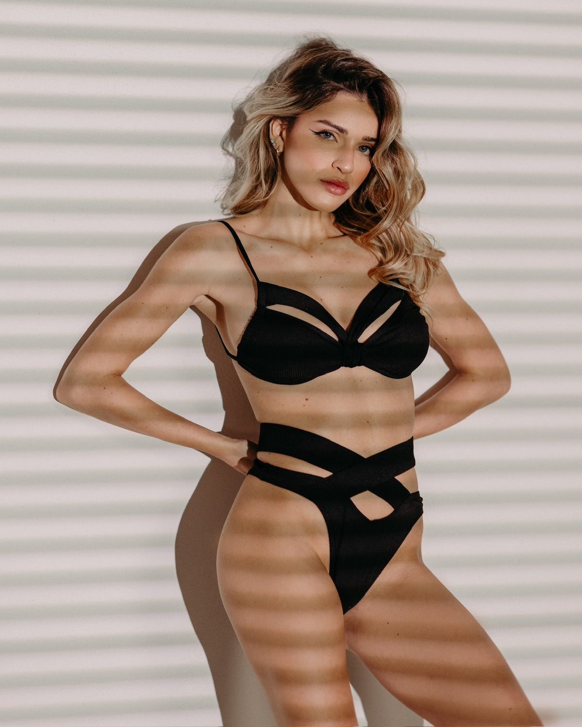 Bikini nero con incrocio e trasparenze