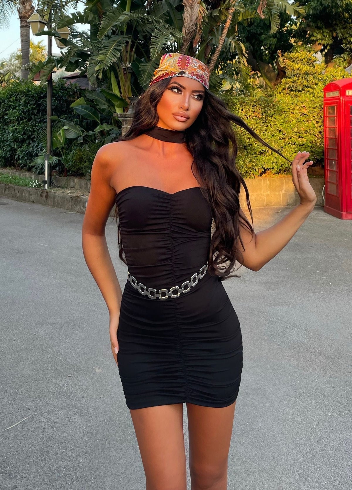 Abito nero con drappeggio e choker