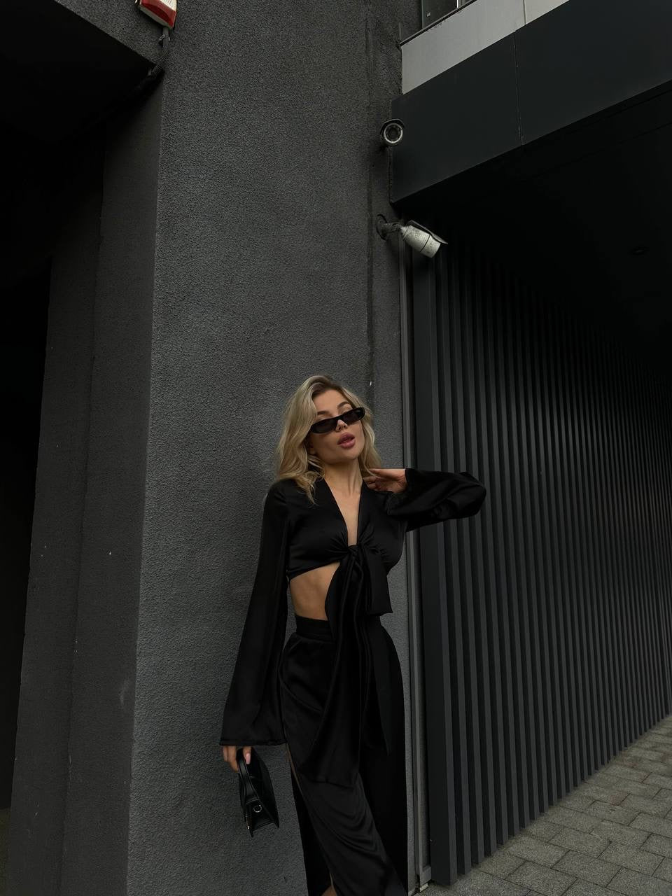 Set top e pantaloni con spacchi nero