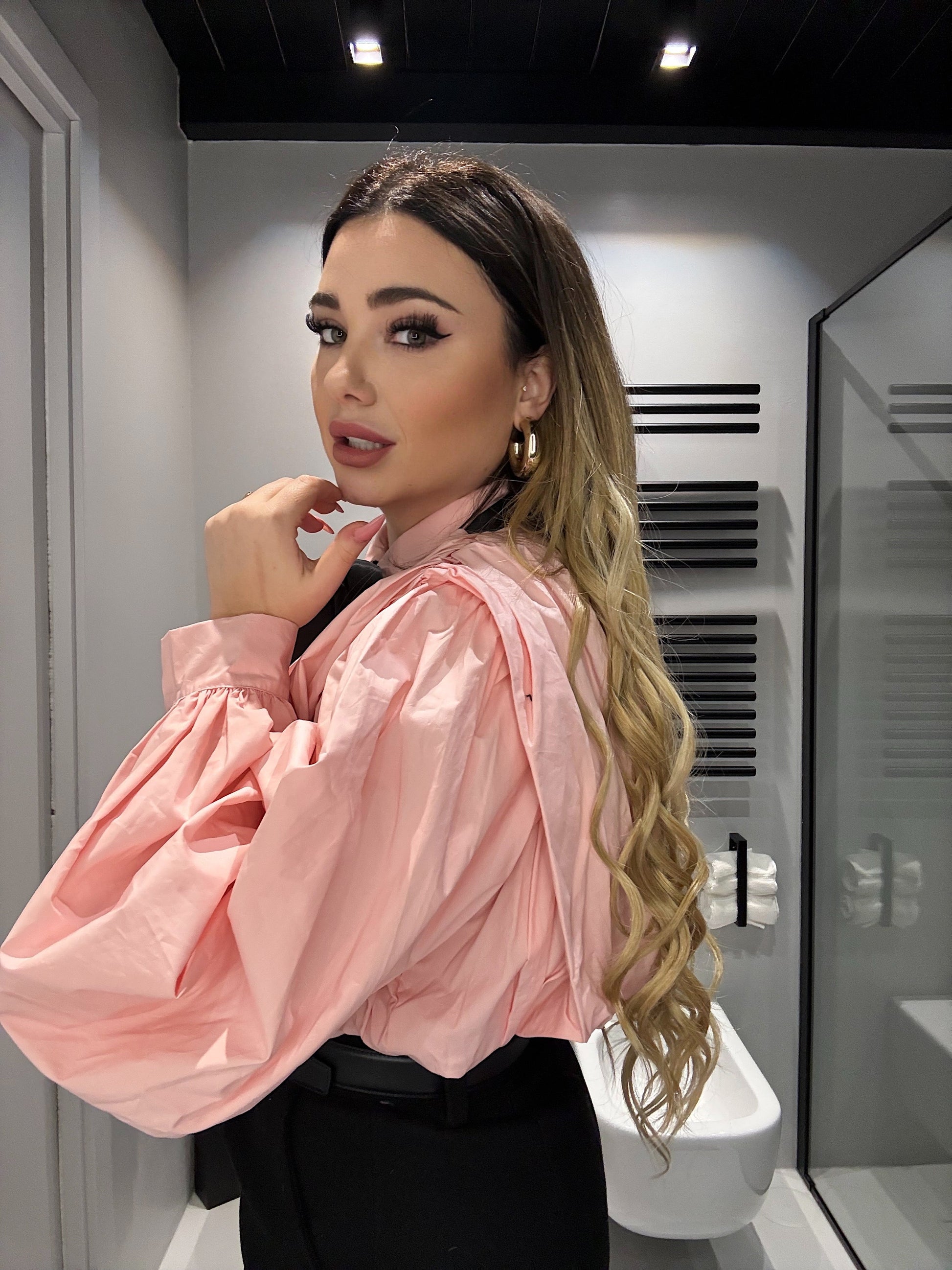 Camicia rosa con fiocco