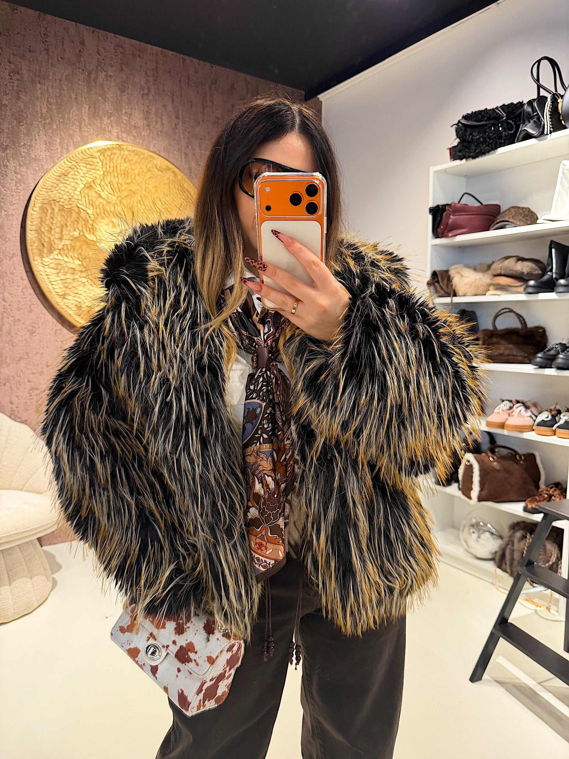Pelliccia Ecologica con Dettaglio Nero – Oversize Glam
