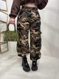 Completo pantalone e top camouflage