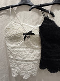 Top in pizzo con fiocco