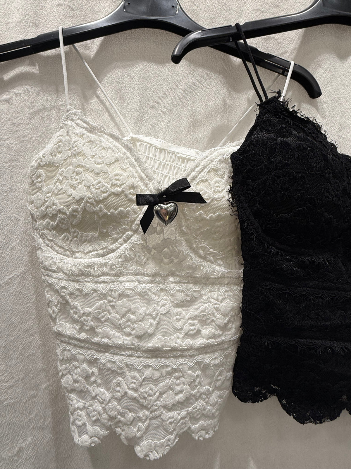 Top in pizzo con fiocco