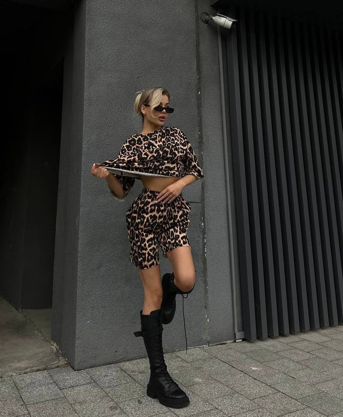 Due pezzi t-shirt e short animalier