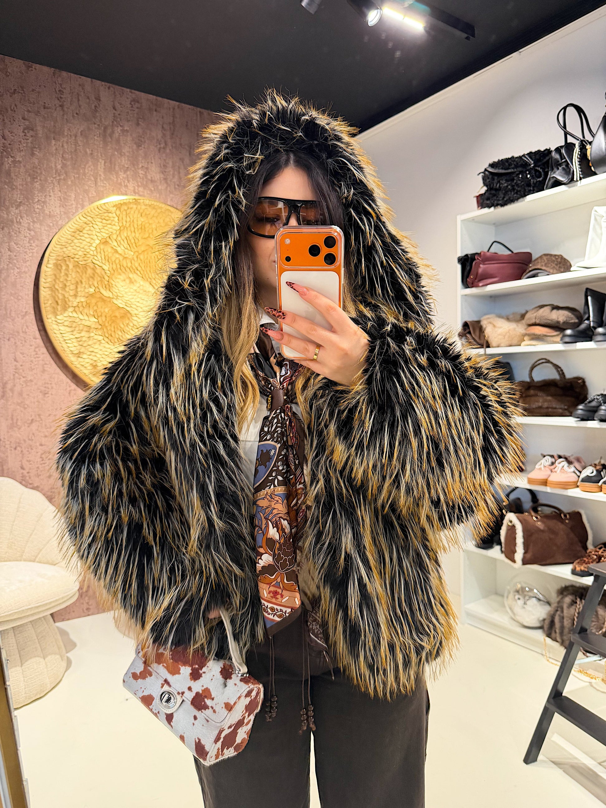Pelliccia Ecologica con Dettaglio Nero – Oversize Glam