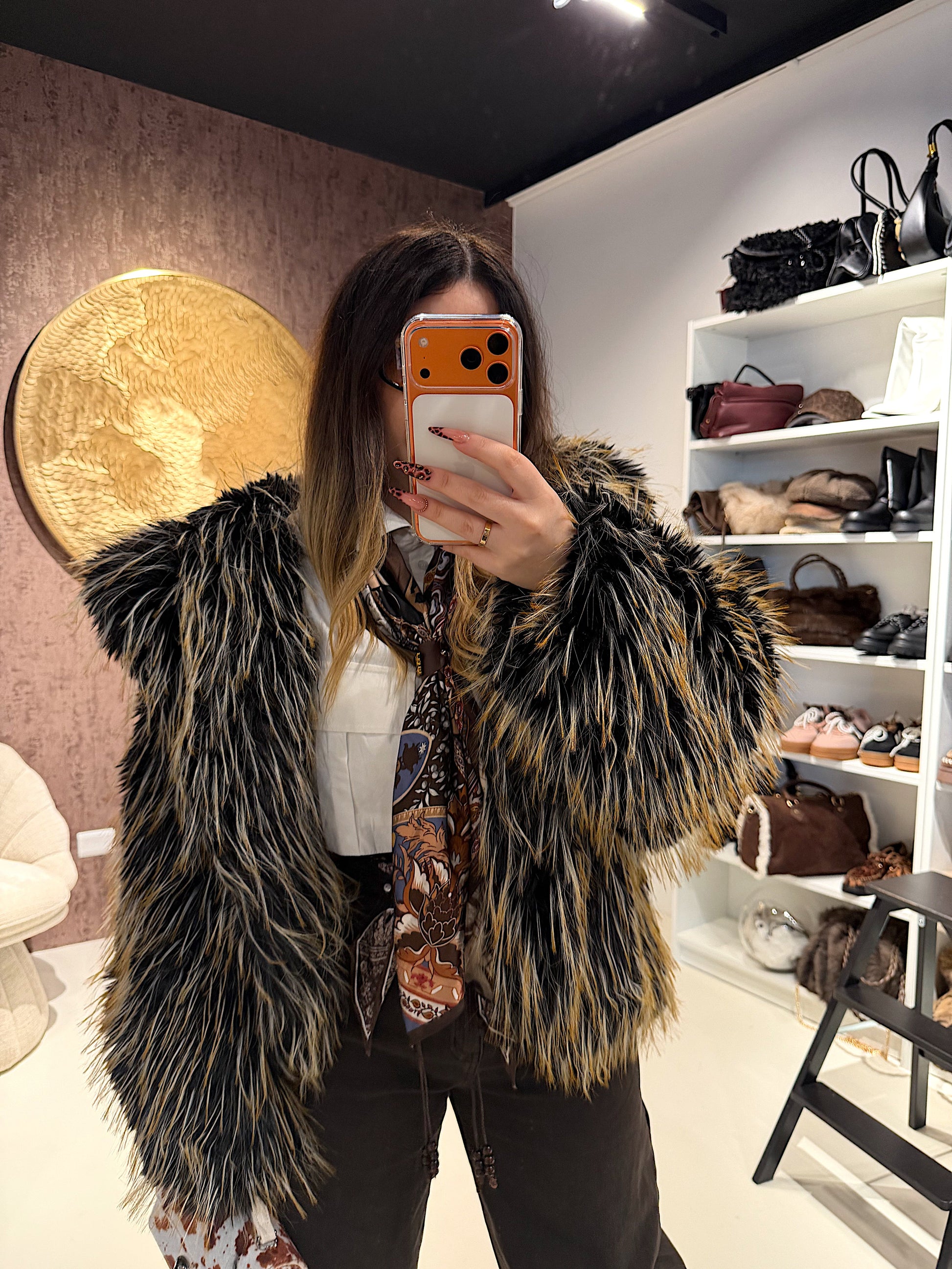 Pelliccia Ecologica con Dettaglio Nero – Oversize Glam
