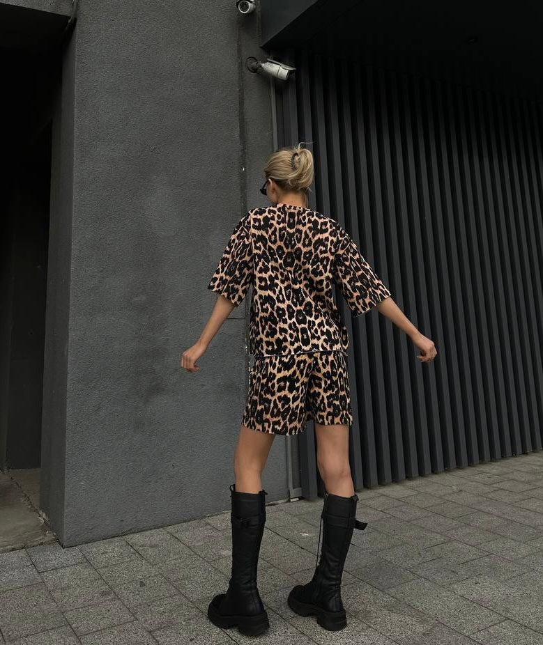 Due pezzi t-shirt e short animalier