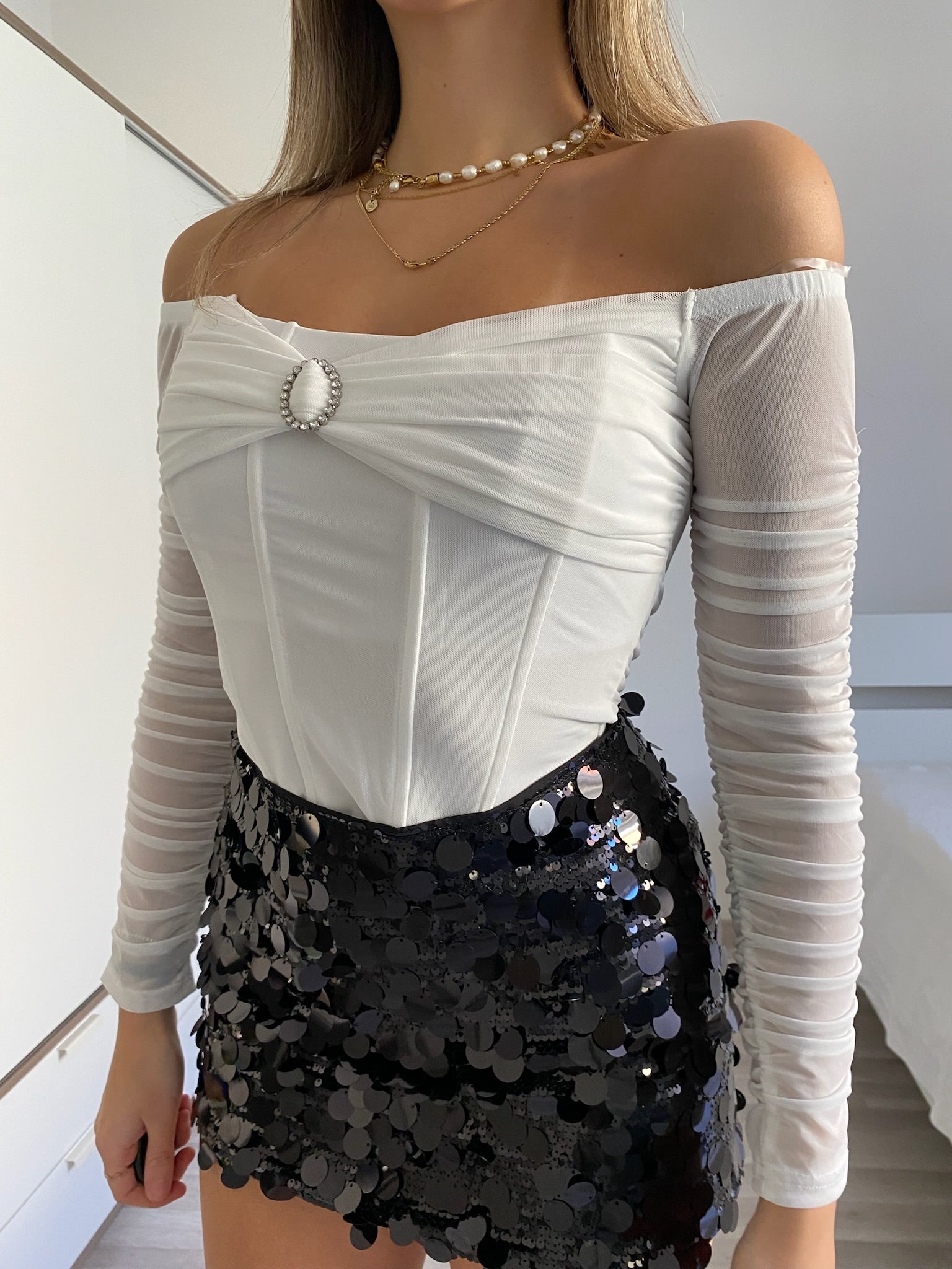 Bustier bianco in velo con gioiello