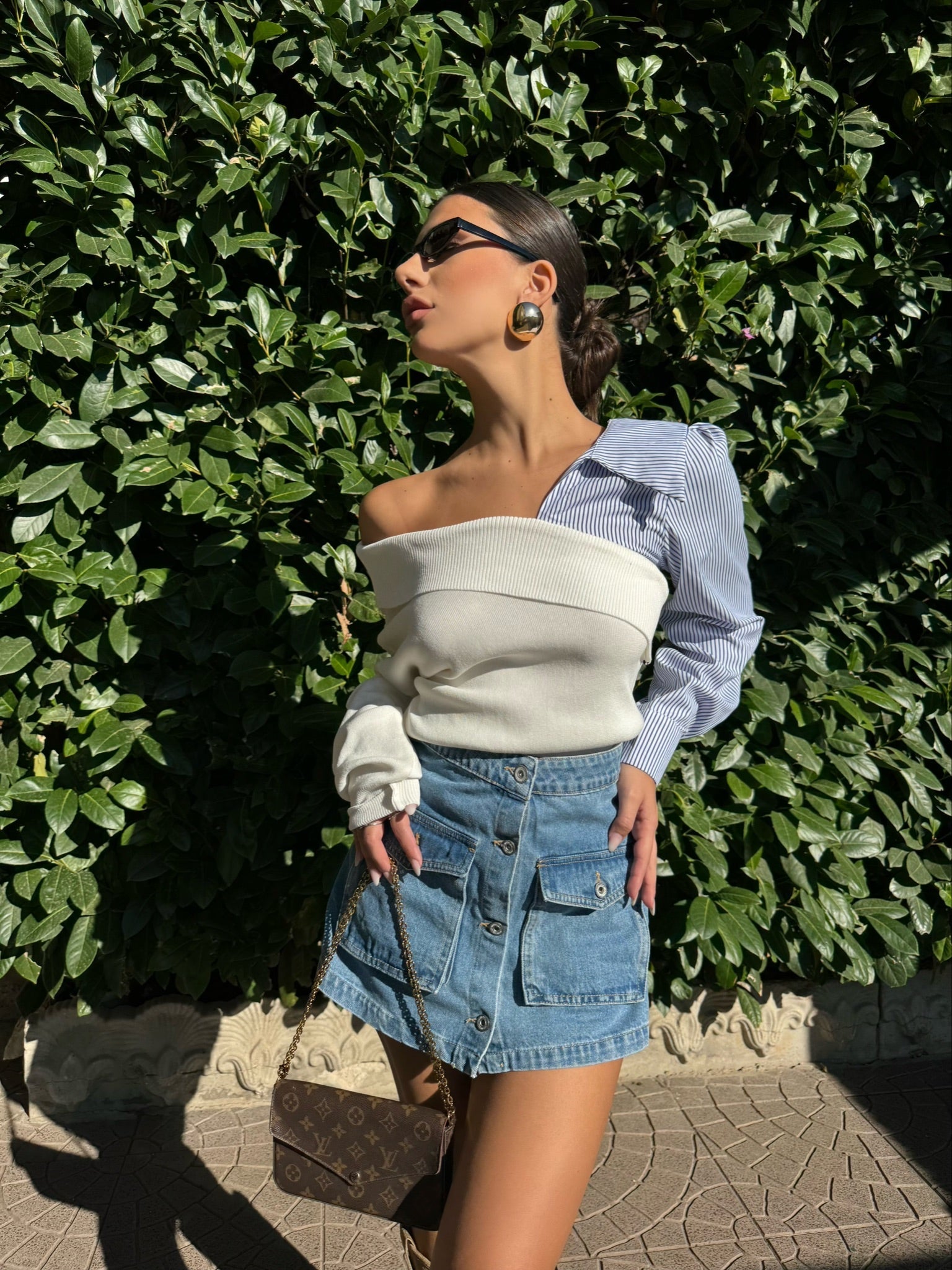 Maglione bianco con scollo e manica in camicia