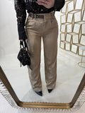 Pantalone con fibbia laterale