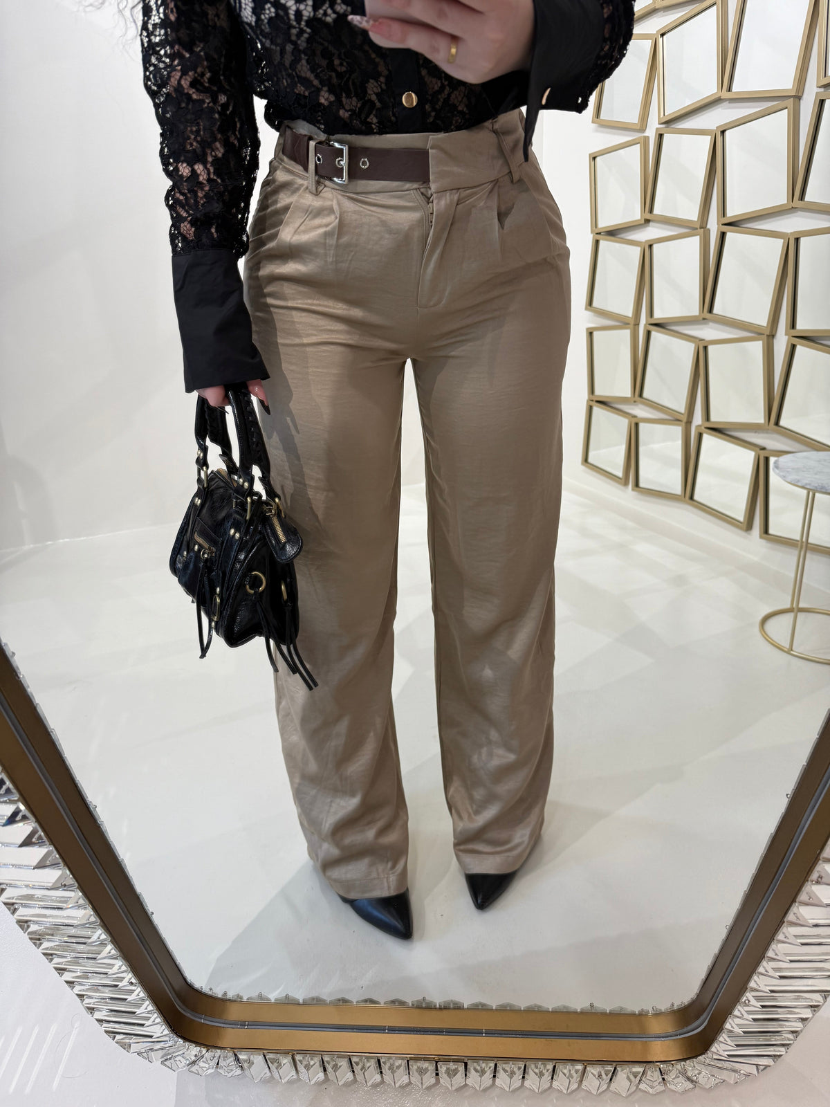 Pantalone con fibbia laterale