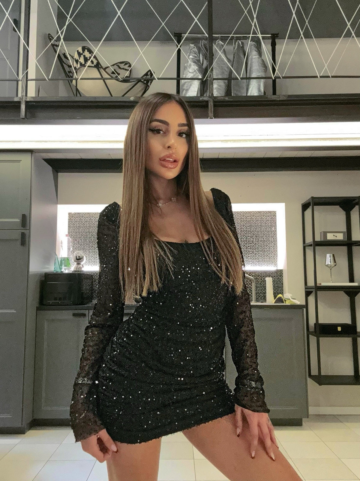 Abito nero con paillettes schiena aperta