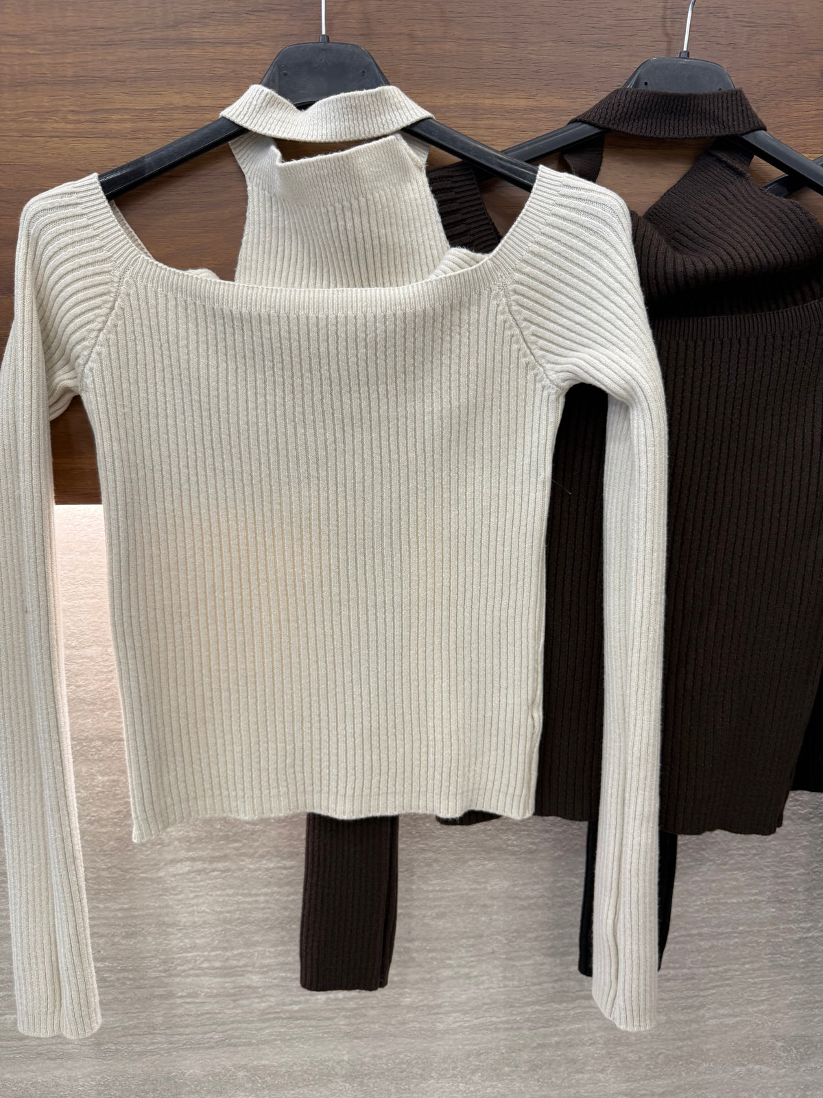 Maglia a costine con choker