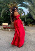 Abito in raso rosso scollo a barchetta