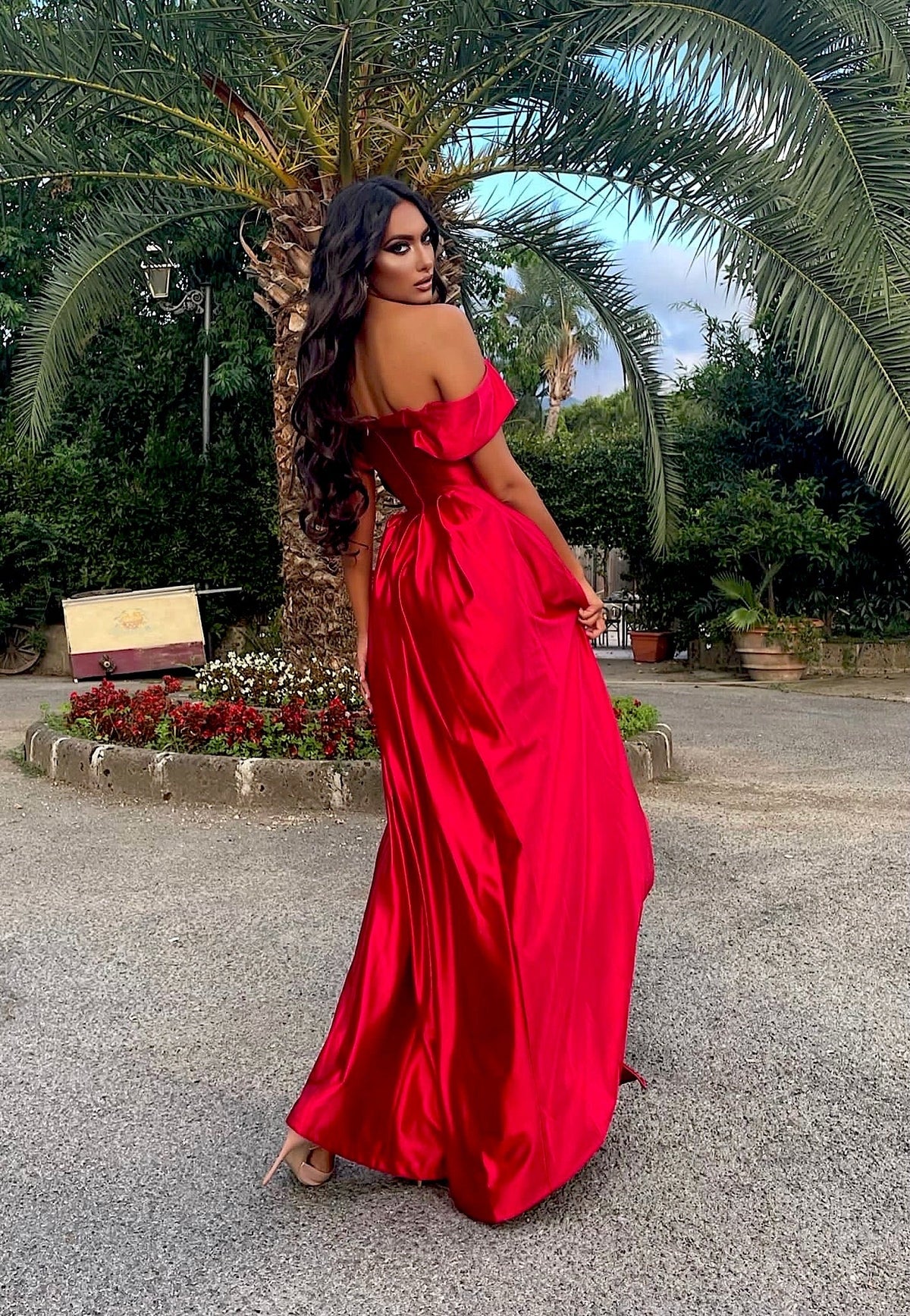 Abito in raso rosso scollo a barchetta