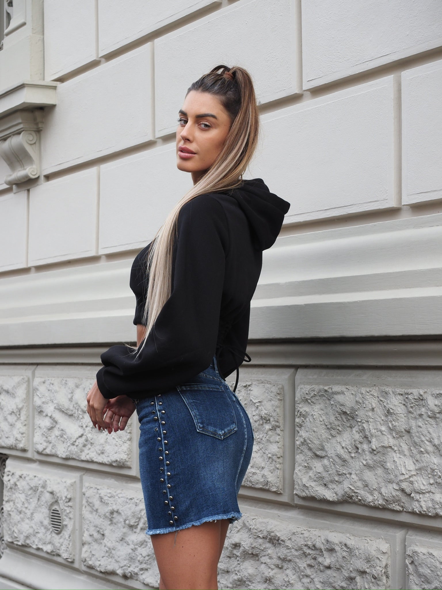 Felpa crop nera con lacci