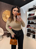 Maglia a maniche lunghe con scollo drappeggiato