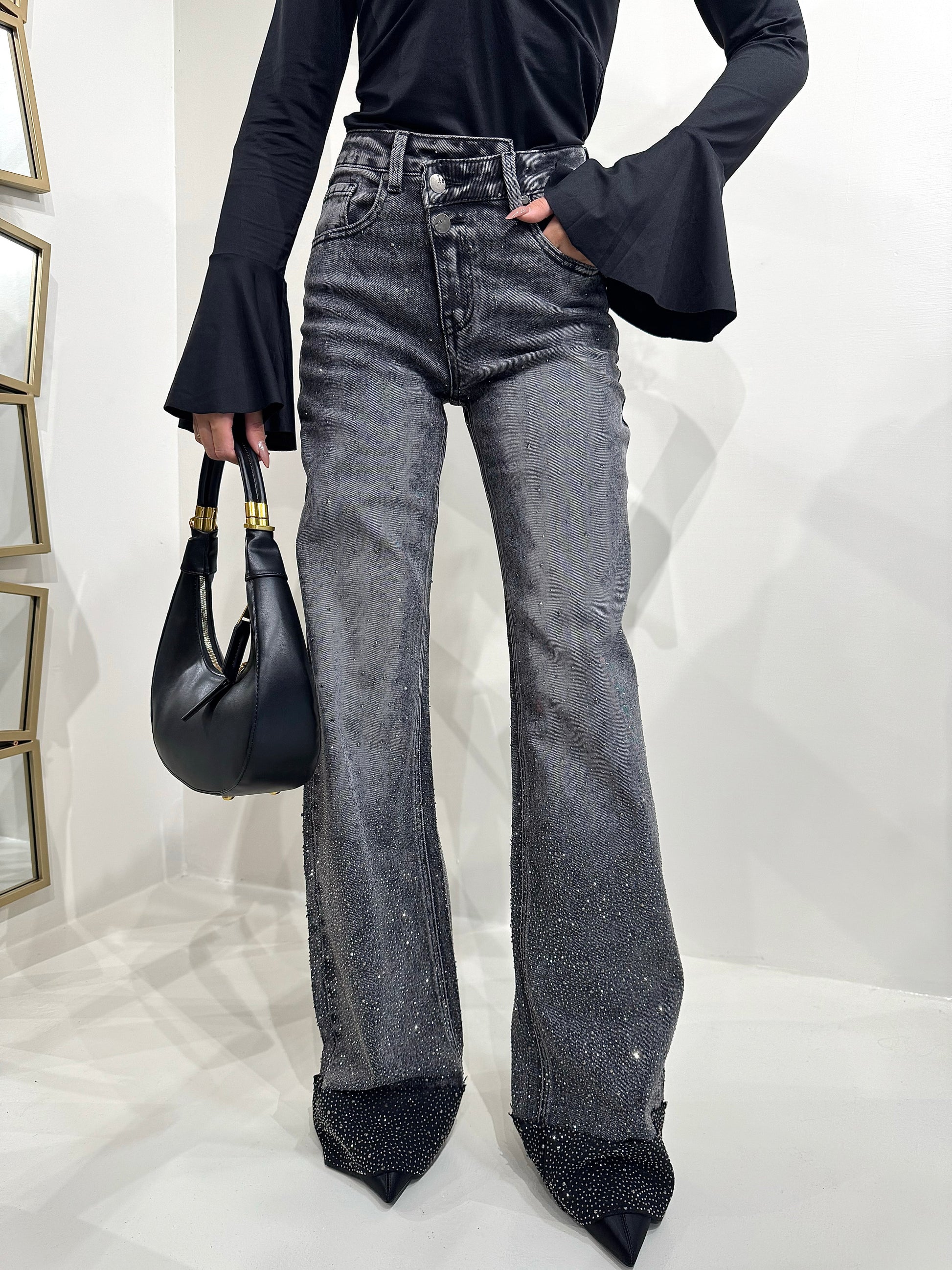 Jeans scuro con strass e risvolto