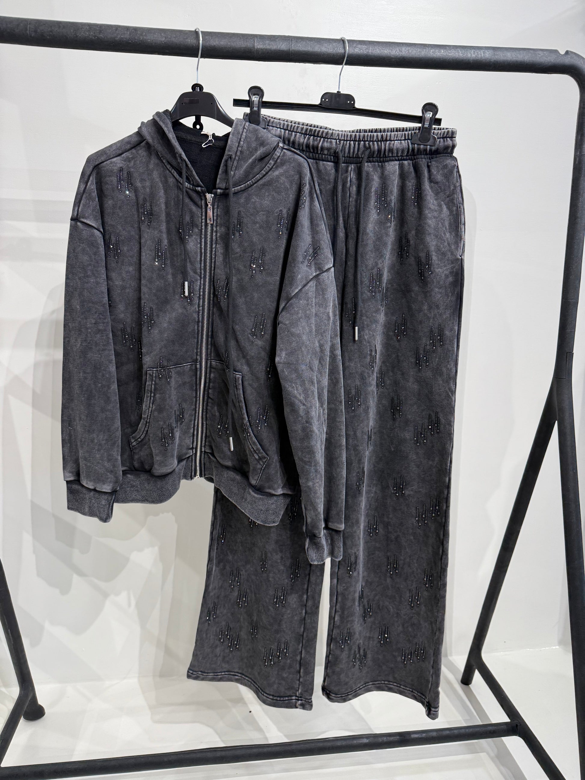 Completo con felpa over e brillantini pantalone a zampa
