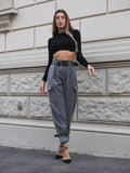 Pantalone grigio con cinghie