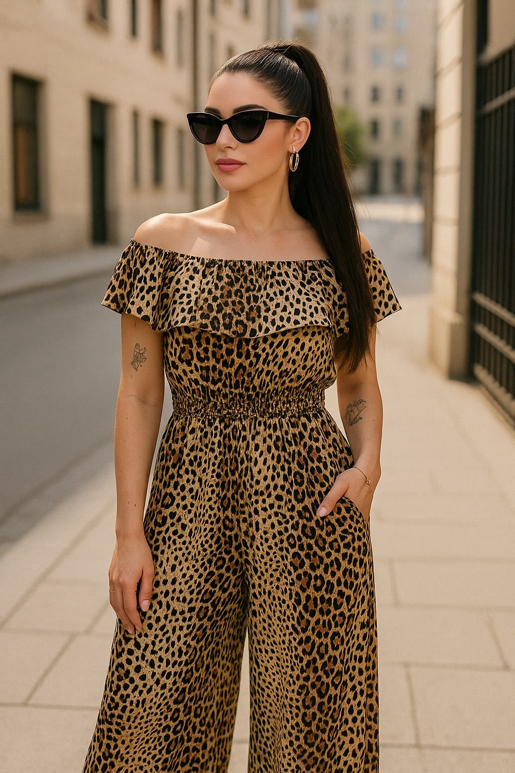 Tuta animalier con scollo a barchetta