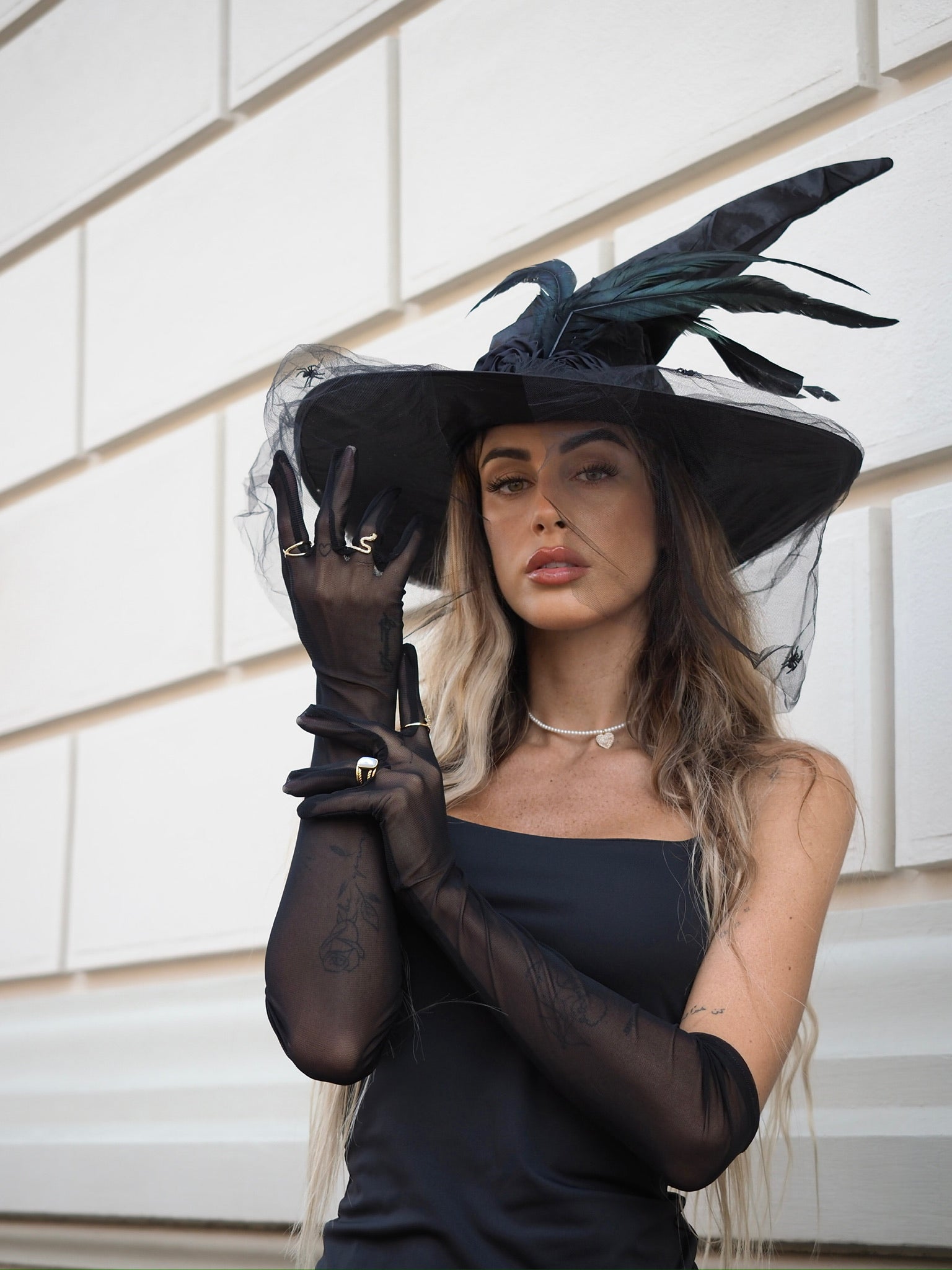 Cappello nero con piume (Strega Halloween)