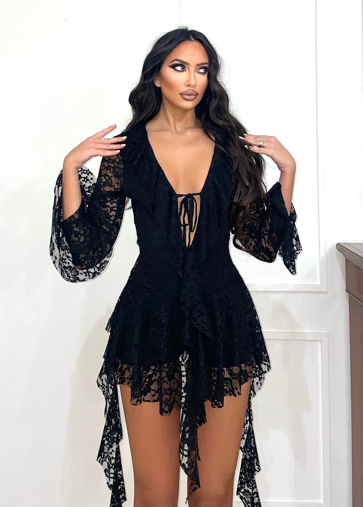 Abito in pizzo nero con rouches