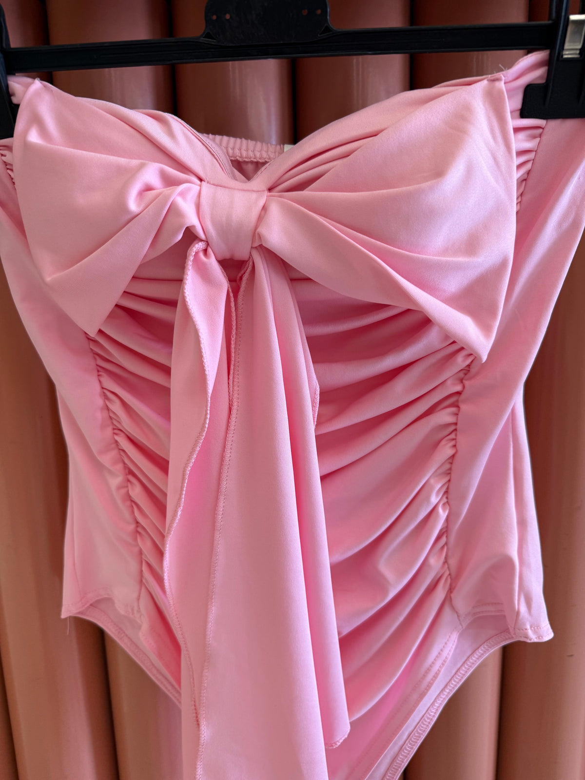 Body con fiocco rosa
