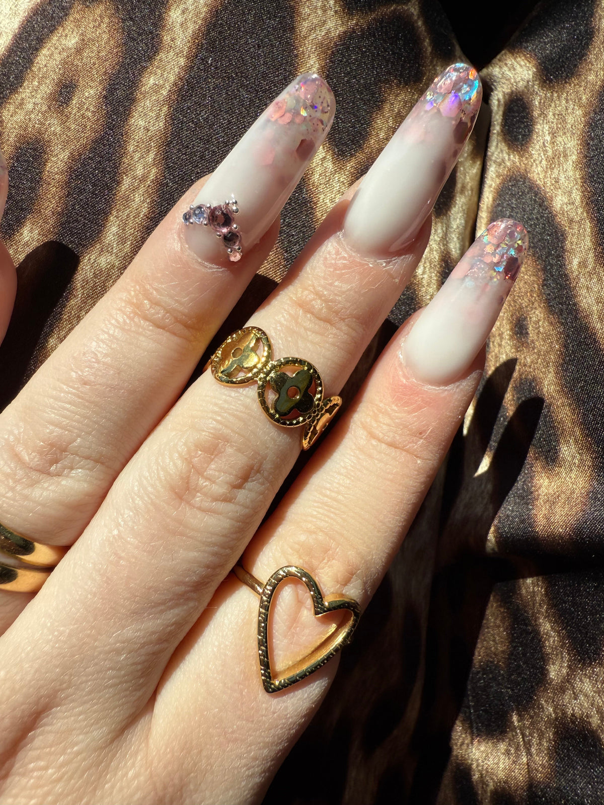 Anello fascia oro con fiori