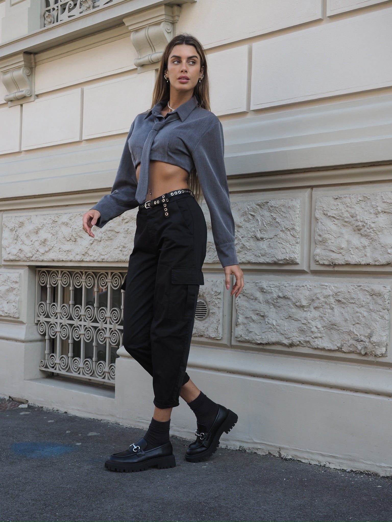Camicia grigia con cravatta