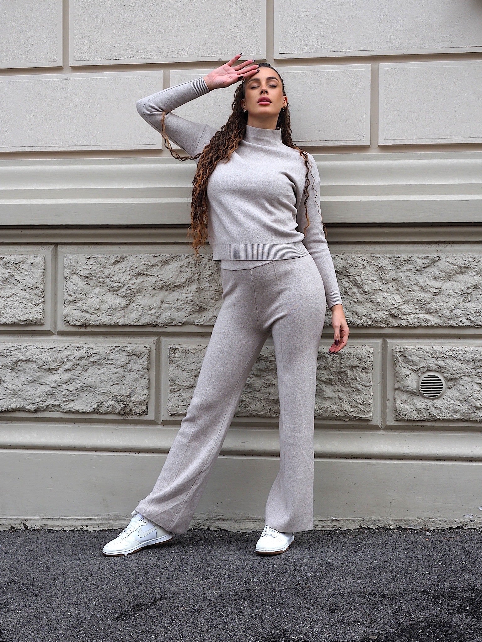 Completo basic maglia e pantalone beige