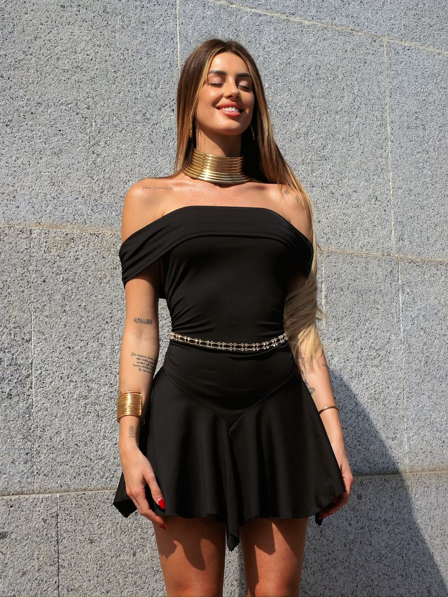 Abito scollo a barca Nero con V