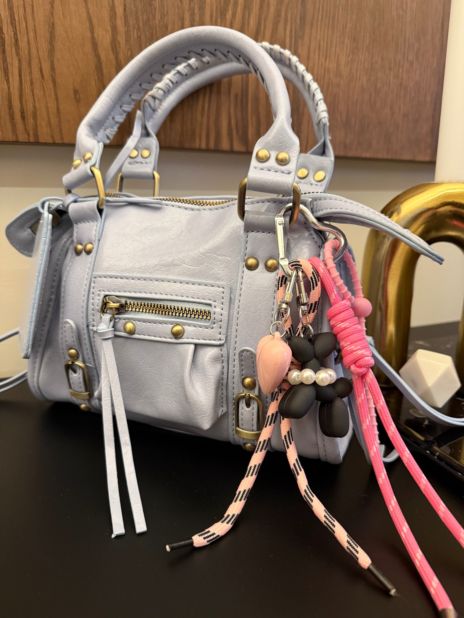 Borsa aggressive girls