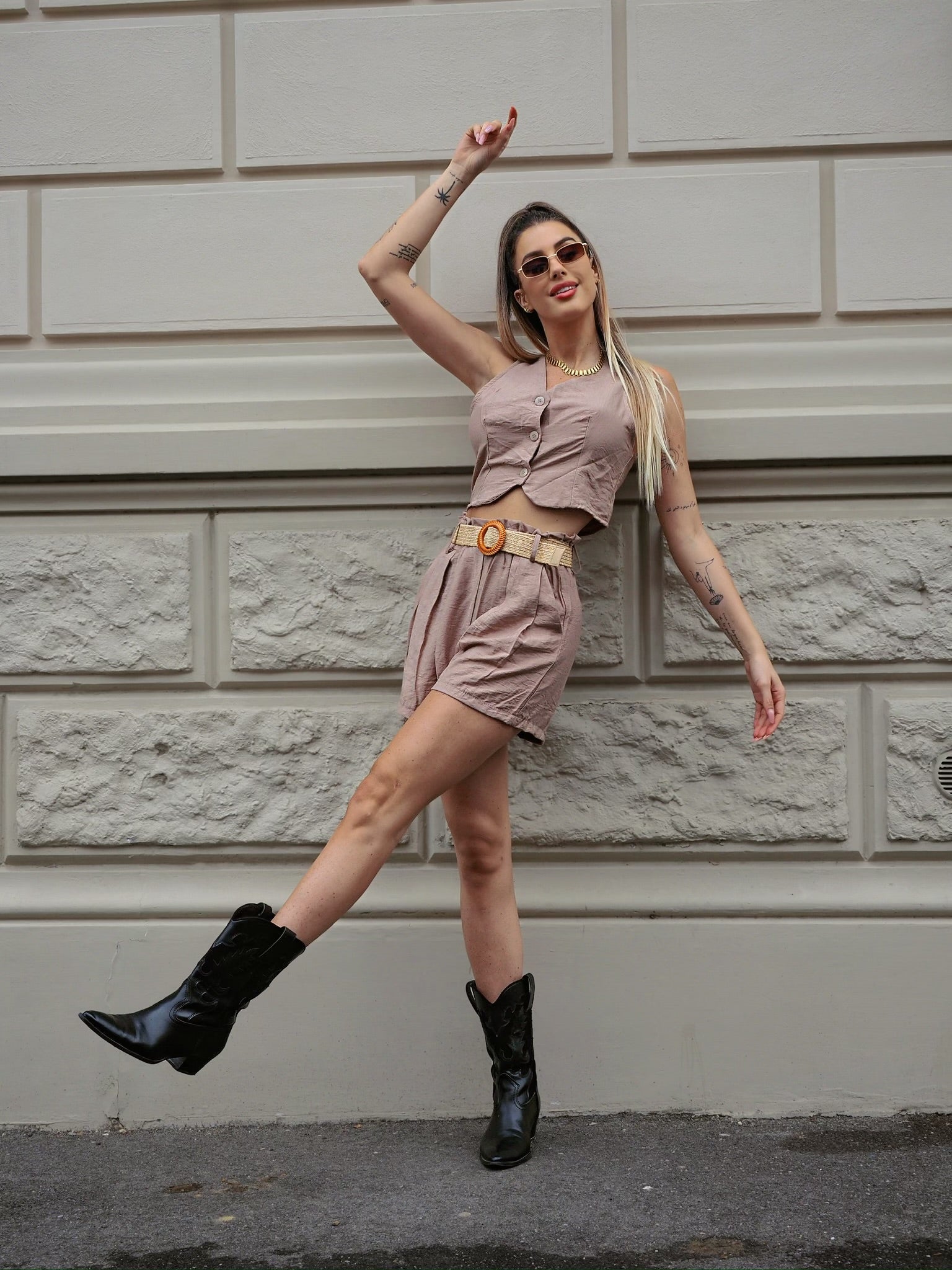 Completo smanicato e short Camel
