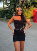Abito nero con drappeggio e choker