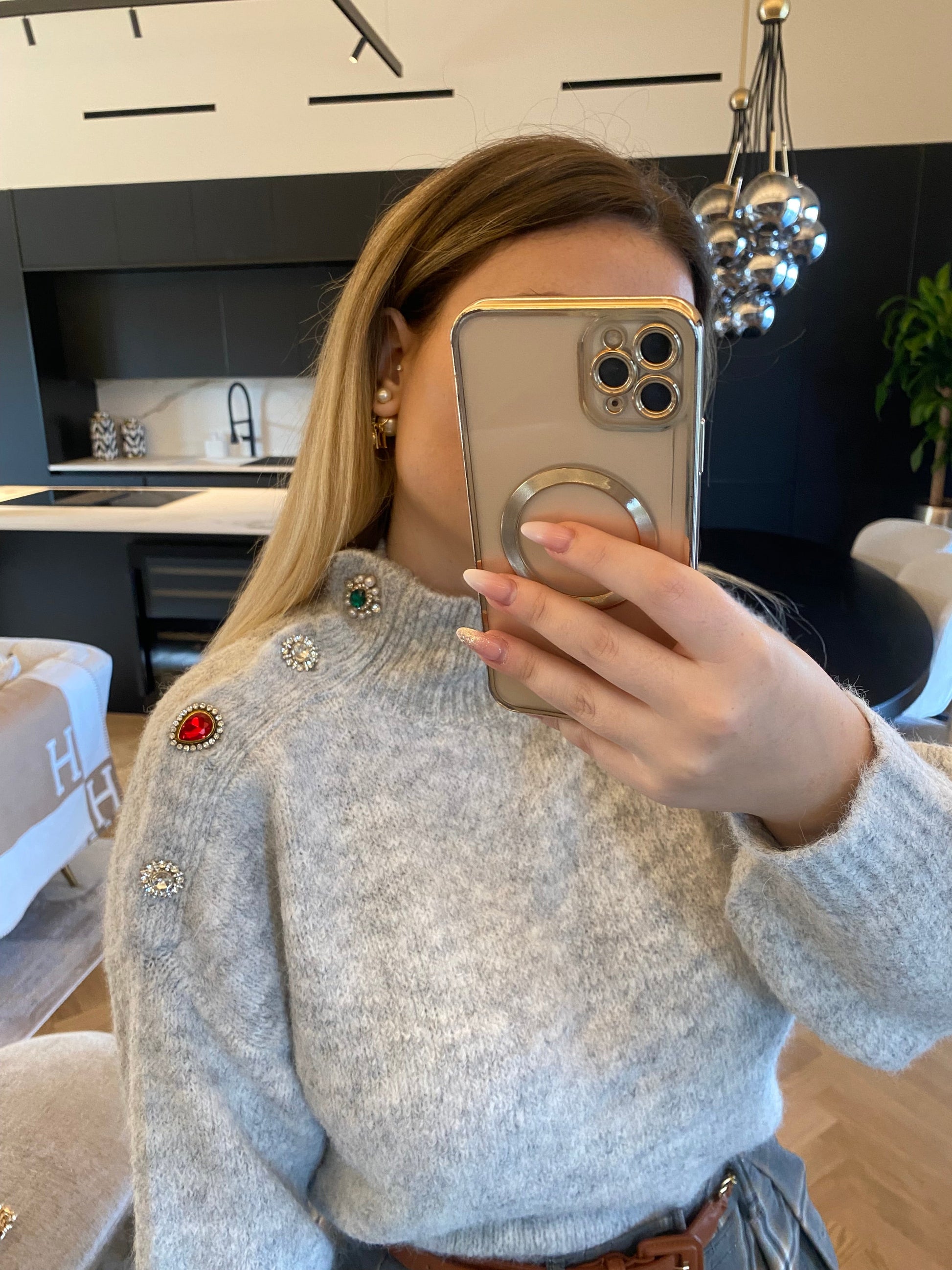 Pull grigio con bottoni gioiello