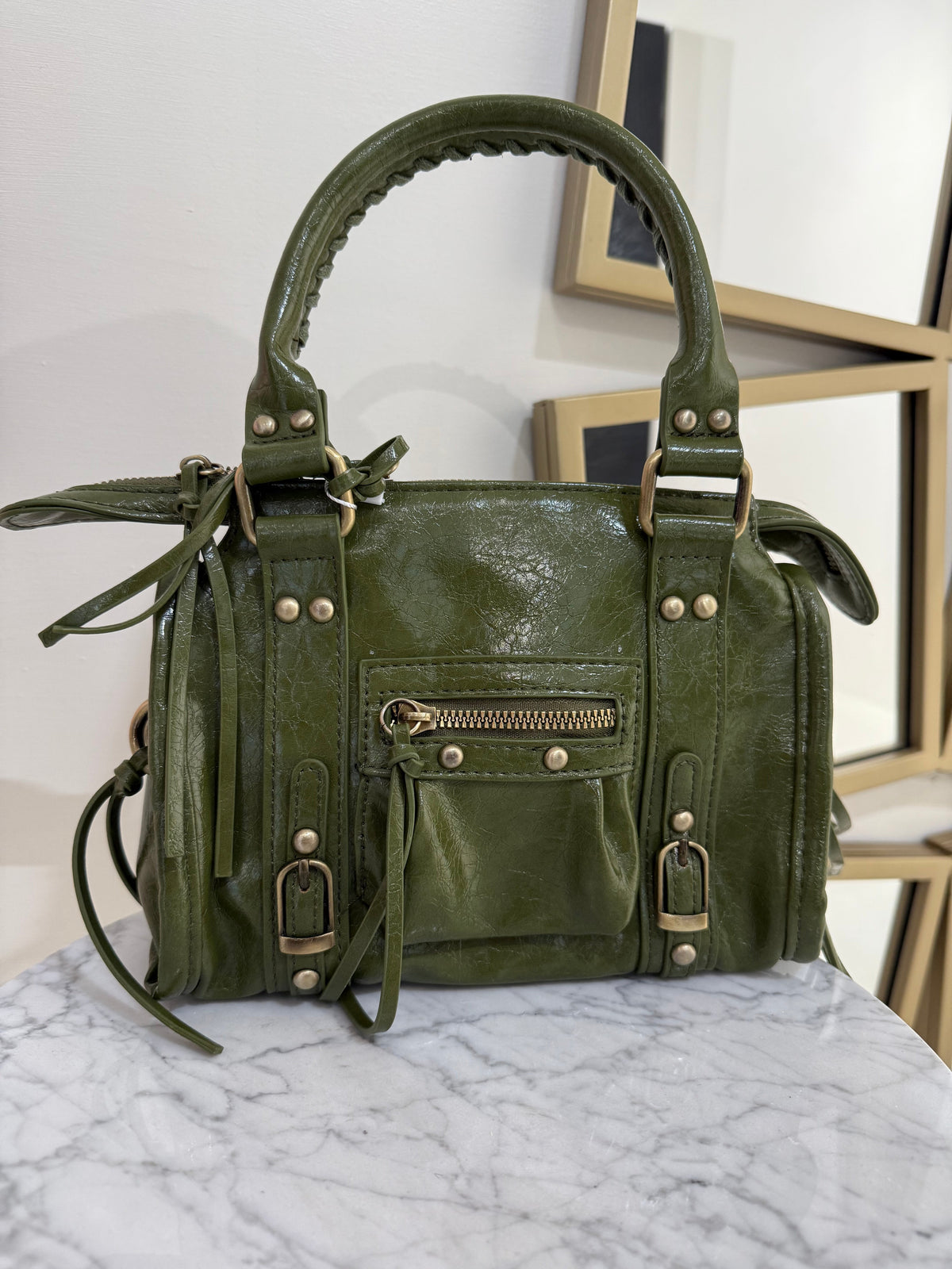 Borsa aggressive girls