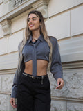 Camicia grigia con cravatta