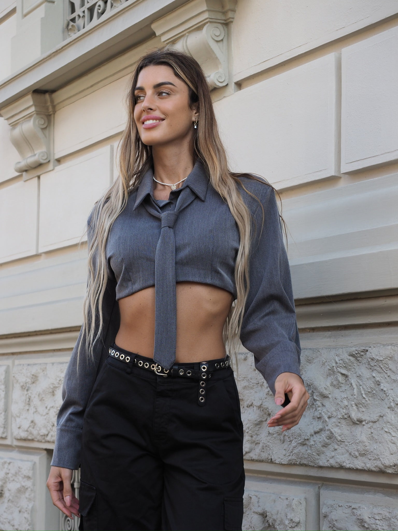 Camicia grigia con cravatta