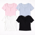 Top con bottoncini e pizzo