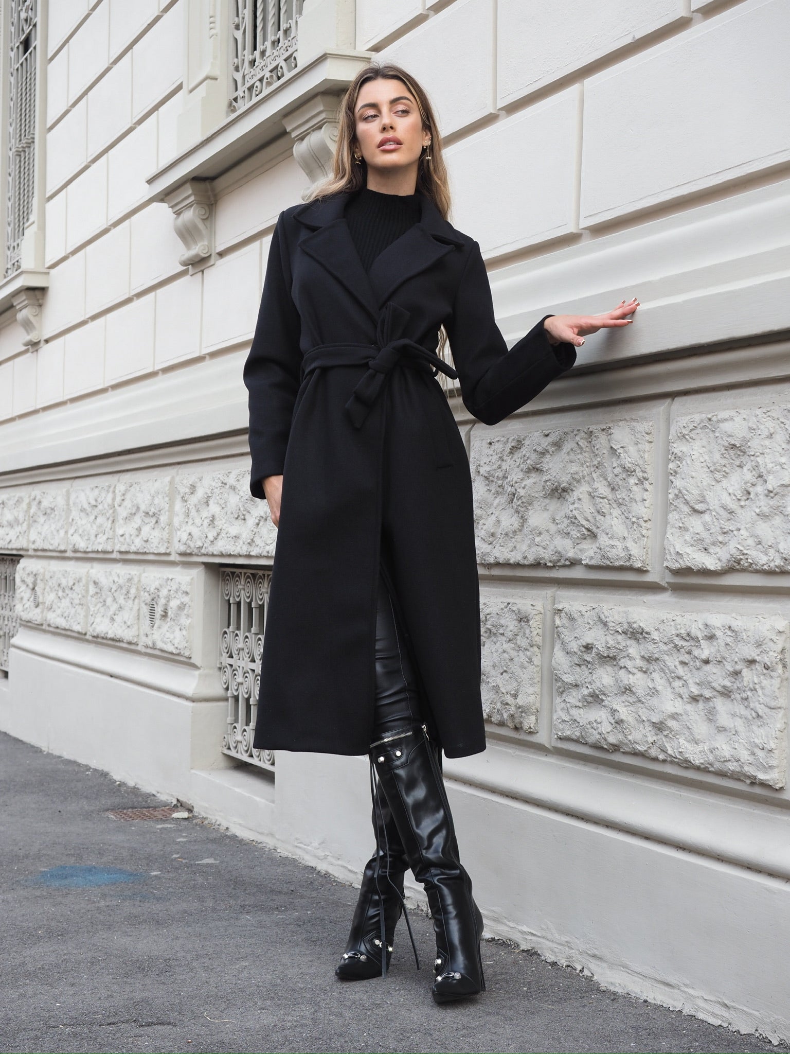 Cappotto nero con cintura