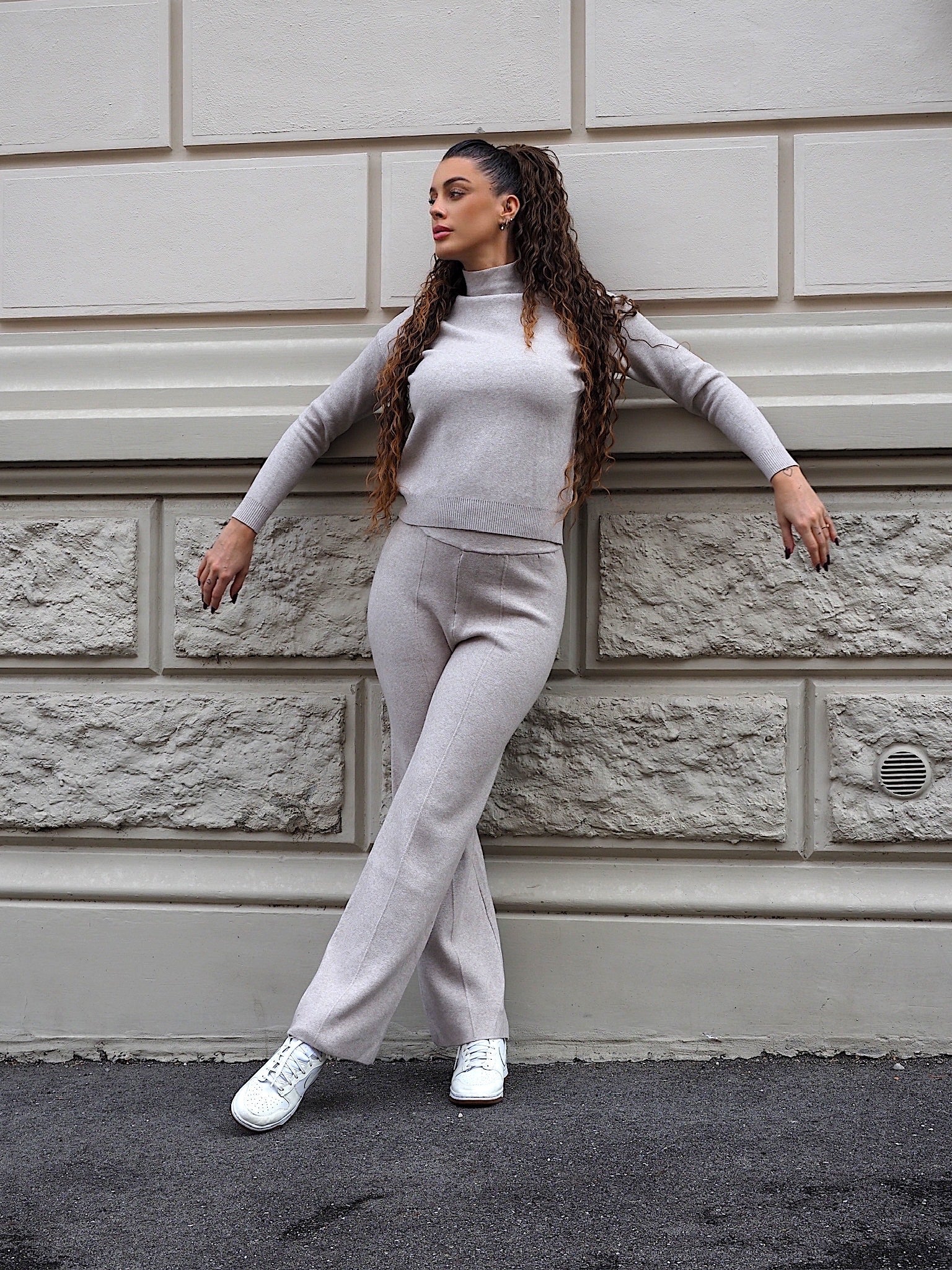 Completo basic maglia e pantalone beige