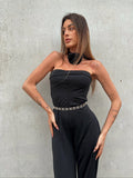 Tuta a fascia con collana rosa