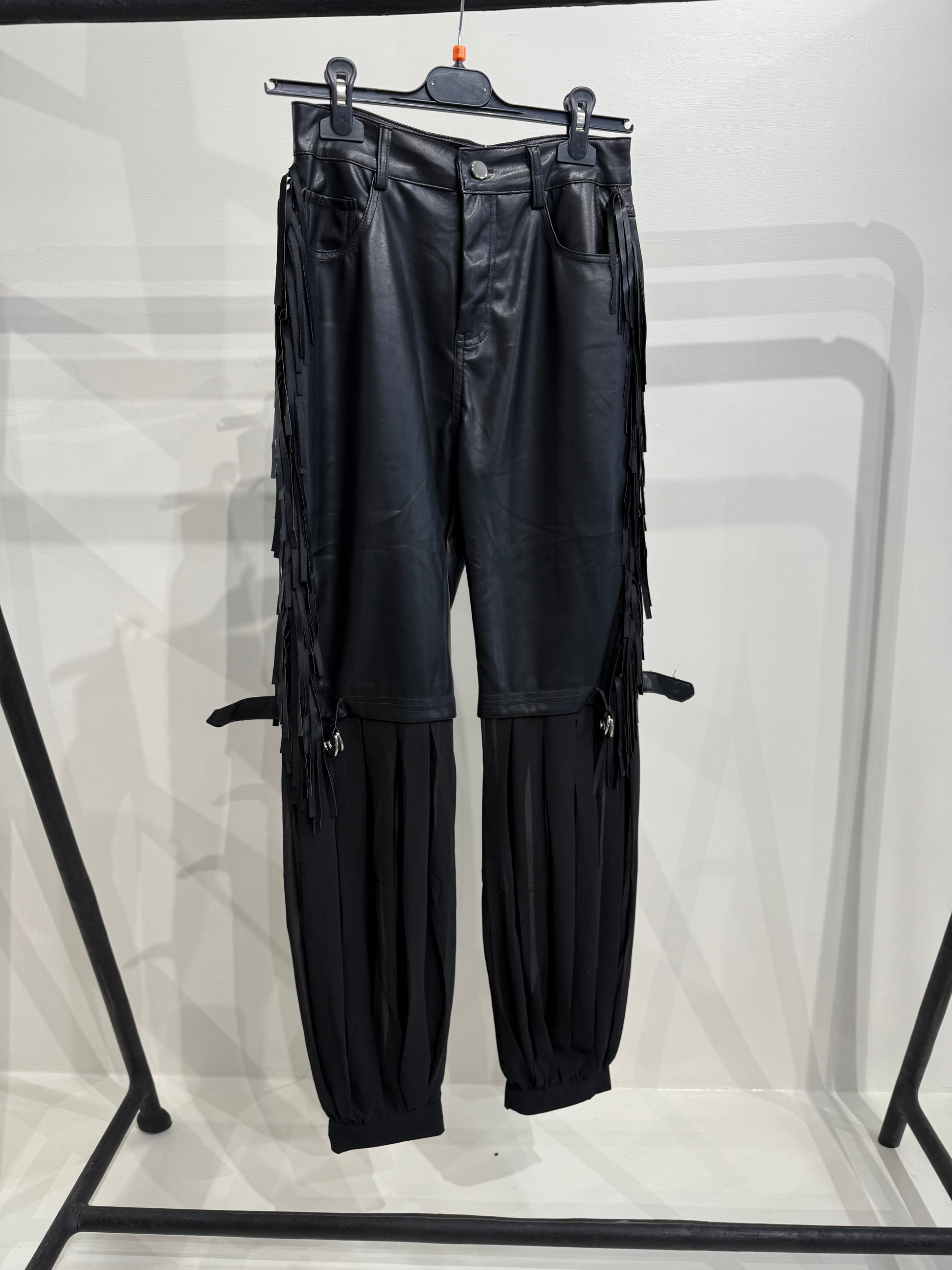 Pantalone in ecopelle con frange